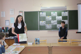 Семья Обоскаловых представляла книгу "Алиса в стране чудес"